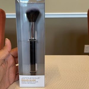 NIB- JAPONESQUE angled face brush .